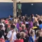 Cikgu² Dan Murid² Buat Tukang Cuci Lelaki Ini Menangis. Puncanya Buat Ramai TERHARU. Cikgu² Dan Murid² Buat Tukang Cuci Lelaki Ini Menangis. Puncanya Buat Ramai TERHARU.