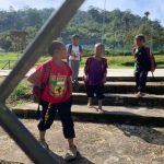TERHARU Lihat Adik² Ni Berjalan Kaki Selama Dua Jam Untuk Sampai Ke Sekolah. TERHARU Lihat Adik² Ni Berjalan Kaki Selama Dua Jam Untuk Sampai Ke Sekolah.