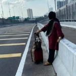Suami Sakit. Wanita 66 Tahun Ini Jalan Kaki Merentas Tambak Johor. Suami Sakit. Wanita 66 Tahun Ini Jalan Kaki Merentas Tambak Johor.