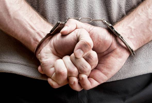 Seorang Lelaki Didenda RM3,500 Lepas Tumbuk Dan Tolak Anggota Polis. Seorang Lelaki Didenda RM3,500 Lepas Tumbuk Dan Tolak Anggota Polis.