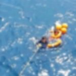 18 Jam Lelaki Ini Terapung Di Laut. 18 Jam Lelaki Ini Terapung Di Laut.