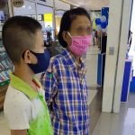 Duit Hanya Ada RM 273. Kisah Nenek Beli Telefon Bimbit Untuk Cucu Belajar Buat Ramai Sebak. Duit Hanya Ada RM 273. Kisah Nenek Beli Telefon Bimbit Untuk Cucu Belajar Buat Ramai Sebak.