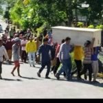 Ratusan Penduduk Kampung Merampas Jenazah Seorang Lelaki. Ratusan Penduduk Kampung Merampas Jenazah Seorang Lelaki.