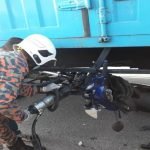 Penunggang Motosikal Maut Terperosok Bawah Lori Penunggang Motosikal Maut Terperosok Bawah Lori