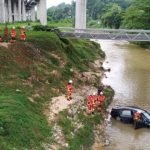 Terlelap Ketika Memandu, Kereta Terbabas Masuk Sungai Terlelap Ketika Memandu, Kereta Terbabas Masuk Sungai