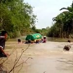 Penduduk Kampung Redah Sungai Usung Jenazah Ke Kubur Penduduk Kampung Redah Sungai Usung Jenazah Ke Kubur