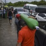 Covid-19. Ahli Keluarga Terpaksa Beratur Panjang Isi Tabung Oksigen. Covid-19. Ahli Keluarga Terpaksa Beratur Panjang Isi Tabung Oksigen.
