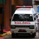 Puluhan Penduduk Tahan Ambulan Ambil Mayat Pesakit Covid. Puluhan Penduduk Tahan Ambulan Ambil Mayat Pesakit Covid.