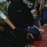 Ibu Peluk Keranda Dan Menangis Tak Henti. Ibu Peluk Keranda Dan Menangis Tak Henti.