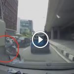 Rider Grab Food Dilanggar Lori Terbabas Di Puchong. Ada VIDEO. Rider Grab Food Dilanggar Lori Terbabas Di Puchong. Ada VIDEO.