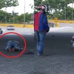Video Lelaki Solat Atas Jalan Raya Jadi Tular. Video Lelaki Solat Atas Jalan Raya Jadi Tular.