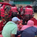 3 Jam Selamatkan Pasangan warga Emas Terperangkap Banjir 3 Jam Selamatkan Pasangan warga Emas Terperangkap Banjir