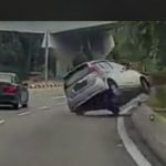 Wanita Nyaris Maut Apabila Kereta Dipandu Terbabas. Ada Video Wanita Nyaris Maut Apabila Kereta Dipandu Terbabas. Ada Video