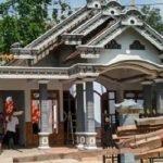 Seorang Lelaki Cabut Atap Rumah Selepas Sah Bercerai. Seorang Lelaki Cabut Atap Rumah Selepas Sah Bercerai.
