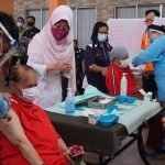 Ibu Dipujuk 5 Beradik Untuk Terima Vaksin Ibu Dipujuk 5 Beradik Untuk Terima Vaksin