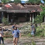Bapa Ketuk Pintu Setiap Rumah Cari Anak Hilang Ketika Ribut Bapa Ketuk Pintu Setiap Rumah Cari Anak Hilang Ketika Ribut
