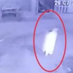 (VIDEO) Penampakan Kuntilanak Depan Rumah Buat Penduduk Seram (VIDEO) Penampakan Kuntilanak Depan Rumah Buat Penduduk Seram