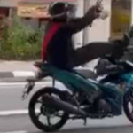 Tular Penunggang Motosikal Berhenti Di Tengah Jalan. Ini Sebabnya. Tular Penunggang Motosikal Berhenti Di Tengah Jalan. Ini Sebabnya.
