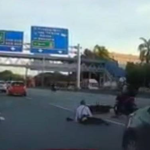 Tindakan Polis Trafik Ini Selepas Dilanggar Motosikal Dipuji Netizen. Tindakan Polis Trafik Ini Selepas Dilanggar Motosikal Dipuji Netizen.