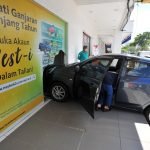 Warga Emas Langgar Cermin Bank Gara-Gara Panik Warga Emas Langgar Cermin Bank Gara-Gara Panik