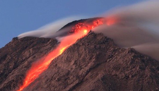Tanda Akhir Zaman. Gunung Merapi Yogyakarta Mula Keluarkan Lava Pekat.  سبحان الله