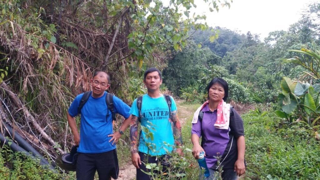 Tiga Guru Sanggup Berjalan Sejauh 12KM hanya Untuk Memujuk Seorang Murid Ke Sekolah. TERBAIK!