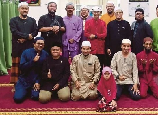 Adik Ainun Khatam 30 Juzuk Al Quran Pada Usia 5 Tahun Majalah Harian