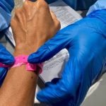 Sengaja Tanggal Gelang Pink, Suami Isteri Warga Asing Ditahan Sengaja Tanggal Gelang Pink, Suami Isteri Warga Asing Ditahan