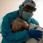 Foto Doktor Peluk Pesakit Covid-19 Jadi Tular, Ini Kisah Sebenarnya Foto Doktor Peluk Pesakit Covid-19 Jadi Tular, Ini Kisah Sebenarnya
