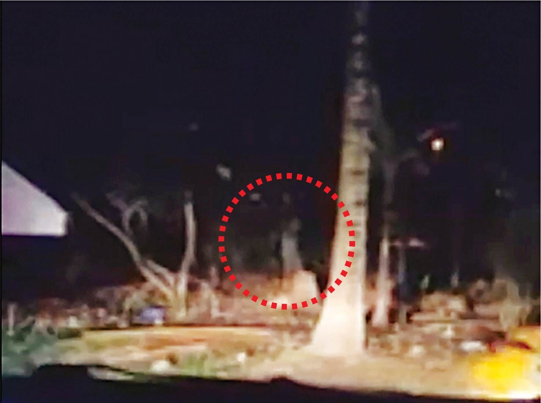 Misteri Ketukan Pintu Rumah Penduduk Rakam Ada Lembaga Tepi Pokok