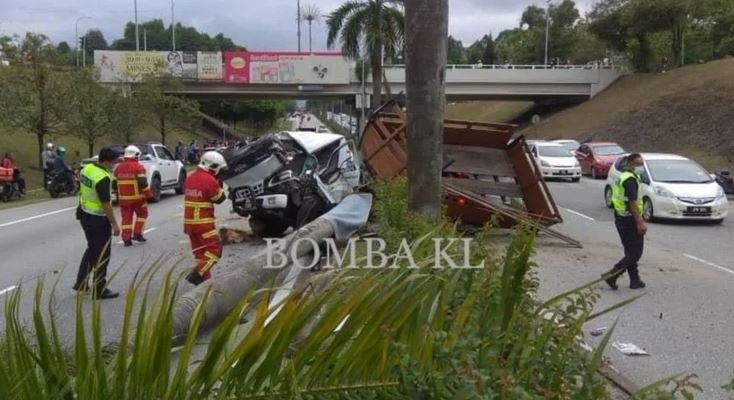 Pemandu Lori Maut Dihempap Pokok Dalam Kemalangan.