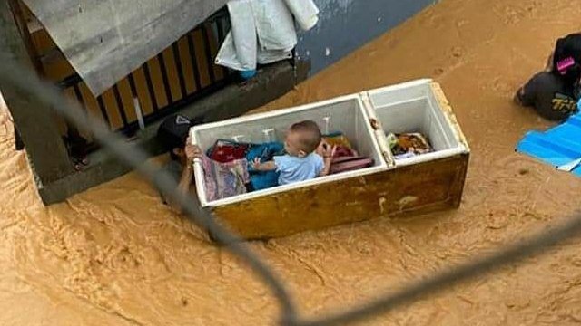 TERHARU.Ibu Bapa Selamatkan Anak Daripada Banjir Dengan Peti Ais Dan Kuali.