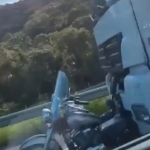 Suami Terpaksa Berpaut Di Lori Kerana Isteri Dan Motosikal Diseret. Suami Terpaksa Berpaut Di Lori Kerana Isteri Dan Motosikal Diseret.