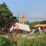 Pemandu Lori Dikepung Dan Dipukul Orang Kampung. ADA VIDEO. Pemandu Lori Dikepung Dan Dipukul Orang Kampung. ADA VIDEO.
