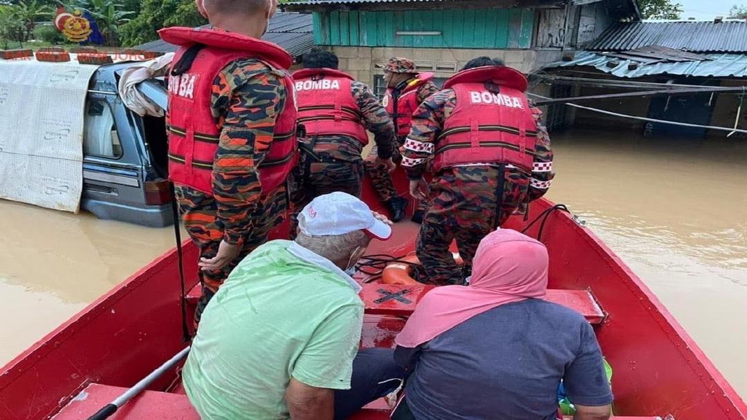 3 Jam Selamatkan Pasangan warga Emas Terperangkap Banjir