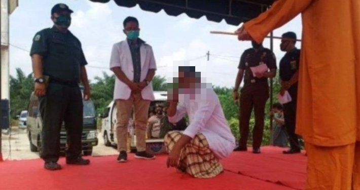 Padah Lakukan Hubungan Terlarang,Penzina Dihukum Sebat 100 Kali