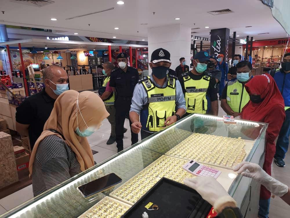 Dua Wanita Dikompaun Rentas Daerah Untuk Beli Barangan Kemas