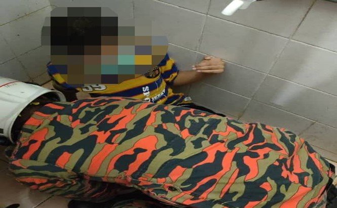 Kaki Tersangkut Pada Lubang Tandas, Kanak-Kanak Lelaki Terpaksa Tahan Sakit Selama 30 Minit