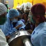 Wanita Cedera Selepas Jari Tersepit Mesin Pengisar Ayam Wanita Cedera Selepas Jari Tersepit Mesin Pengisar Ayam