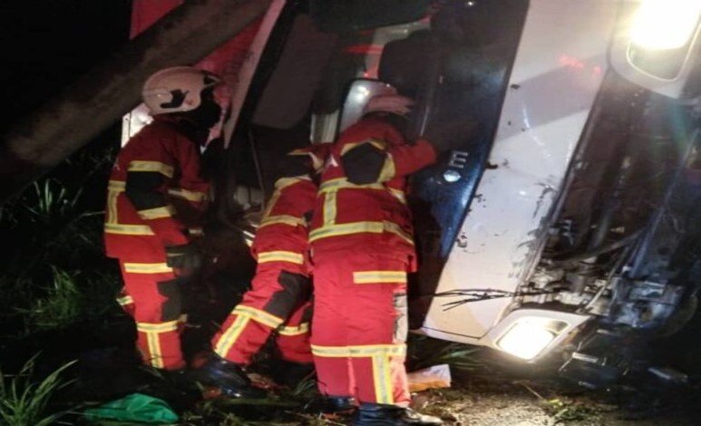Pemandu Lori Maut Selepas Rempuh Tiang Elektrik