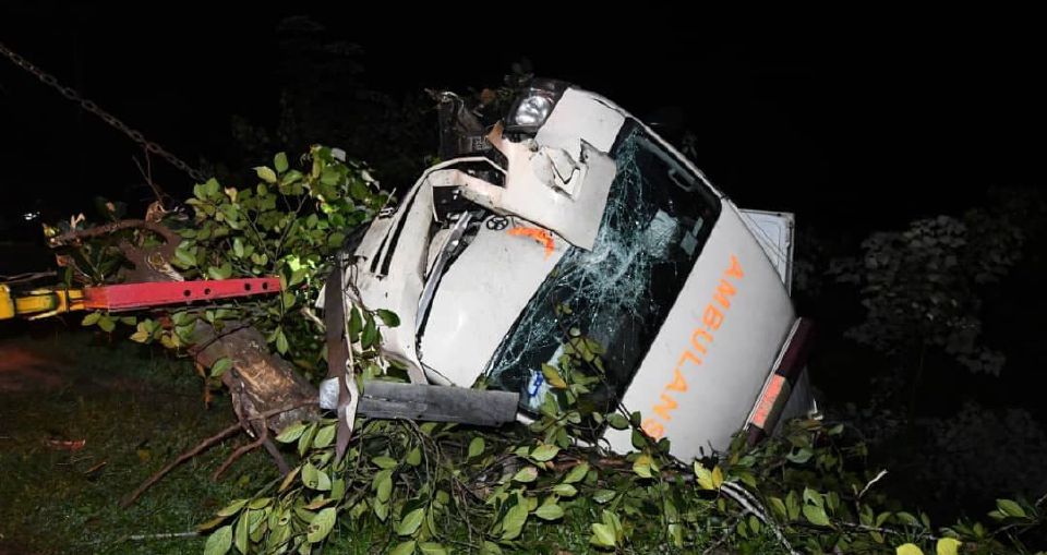 Ambulans Jatuh Tebing Ketika Dalam Perjalanan Mengambil Pesakit
