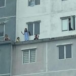 Netizen Naik Angin Terhadap 4 Wanita Asing Duduk Di Luar Tingkap Pangsapuri Netizen Naik Angin Terhadap 4 Wanita Asing Duduk Di Luar Tingkap Pangsapuri
