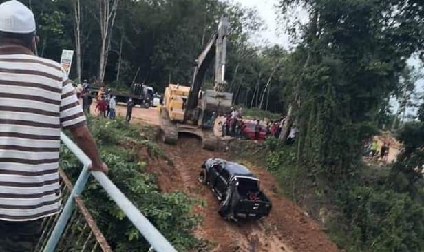 Pensyarah Lemas, Kenderaan Terbabas Ke Dalam Sungai