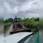Jengkaut Langgar Ford Ranger, Ugut Dua Beranak Gara-Gara Parit. Jengkaut Langgar Ford Ranger, Ugut Dua Beranak Gara-Gara Parit.