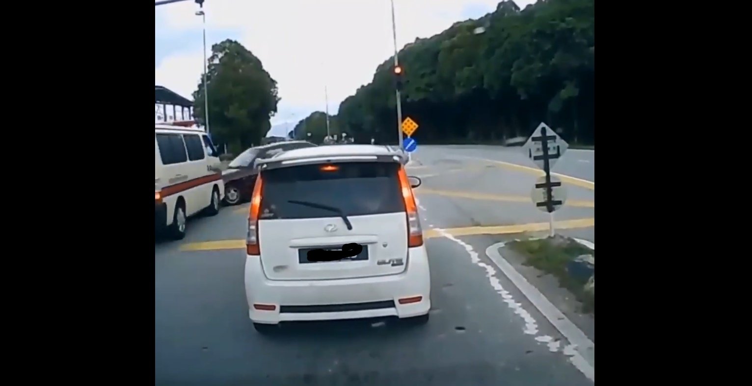 (Video) Tular Video Kemalangan Antara Ambulans & Kereta. Netizen Persoal Salah Siapa?