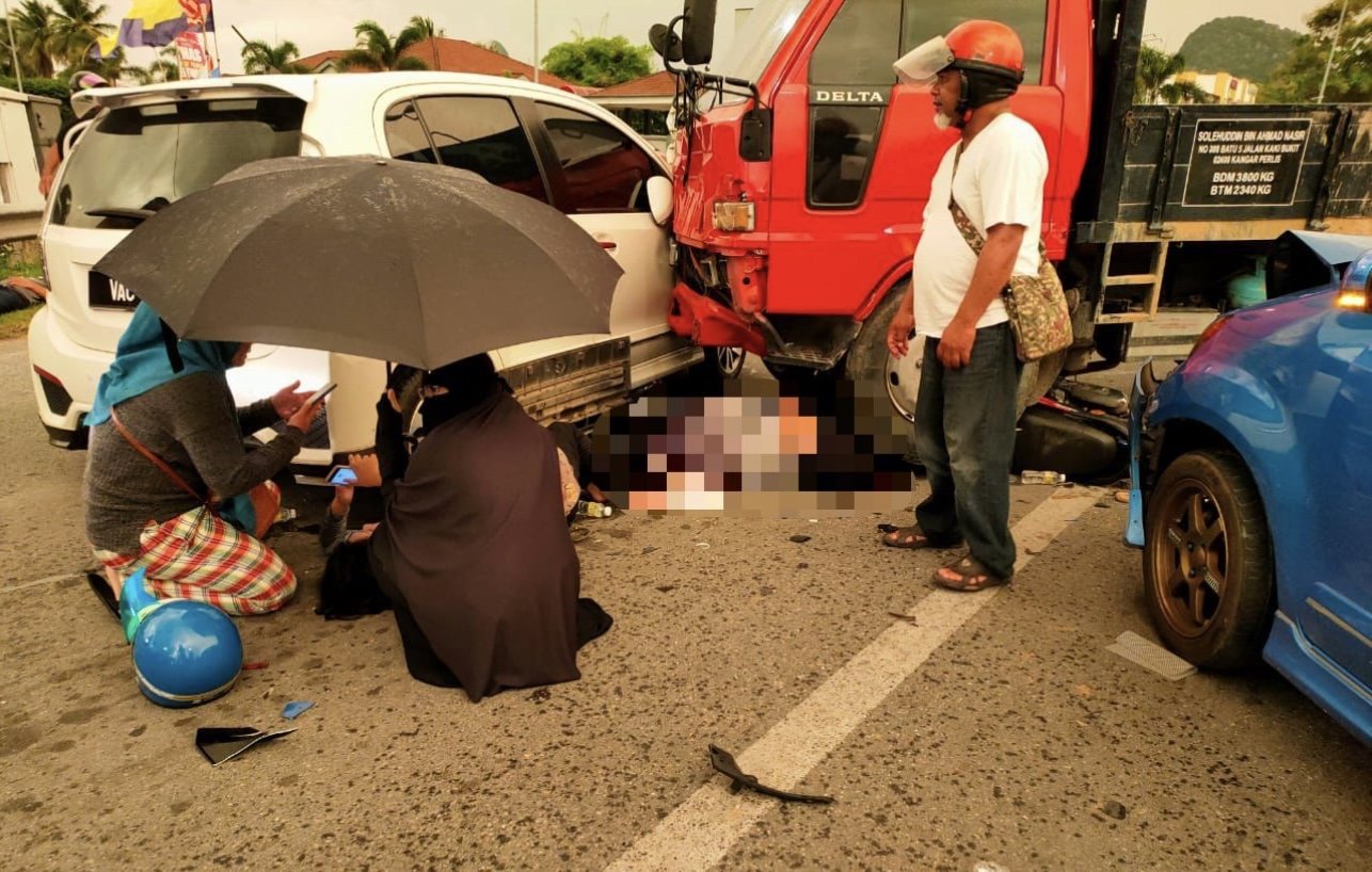 Wanita Tahan Sakit Setengah Jam Tersepit Bawah Lori