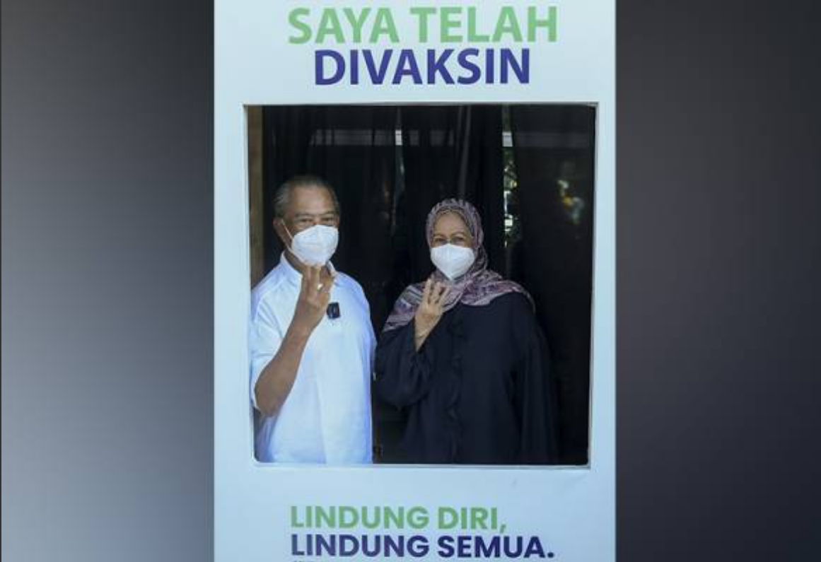 Muhyiddin Yassin Dan Isteri Selesai Terima Vaksin Dos Ketiga
