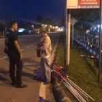 Pemandu Lori Cabut Bendera Parti Politik Kerana Halang Pemandangan Ditahan Polis. Pemandu Lori Cabut Bendera Parti Politik Kerana Halang Pemandangan Ditahan Polis.