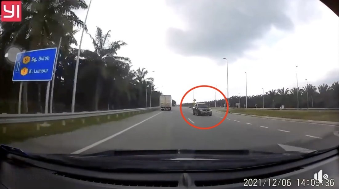 (Video) Polis Buru Pemandu Kereta Lawan Arus Di Jalan Bukit Rotan