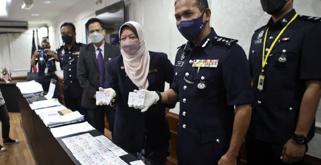 (VIDEO) Polis Rampas 1,900 Sijil Vaksin Palsu, Setiap Sijil Dijual RM 400-500